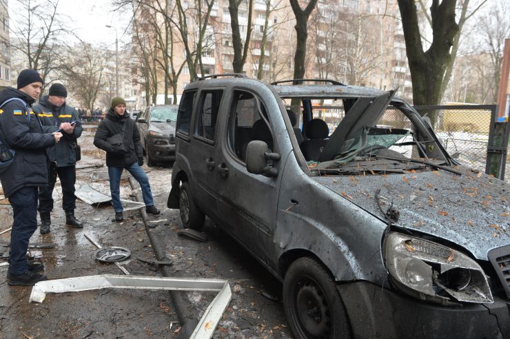 Наслідки нічного обстрілу російськими ракетами на Воскресенському житловому масиві. Пошкоджений дитячий садок і житловий будинок.