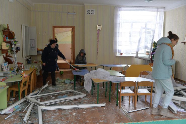 Наслідки нічного обстрілу російськими ракетами на Воскресенському житловому масиві. Пошкоджений дитячий садок і житловий будинок.