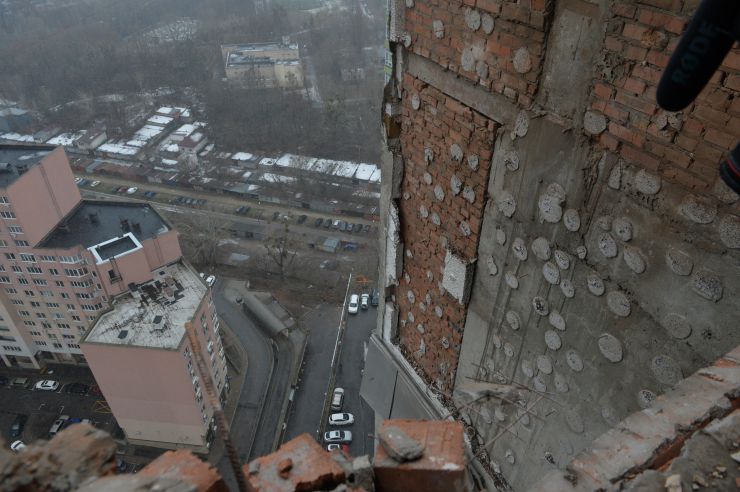 Наслідки влучання уламків «шахеда» у столичному Солом’янському районі. Пошкоджений дах і технічний поверх будинку. 