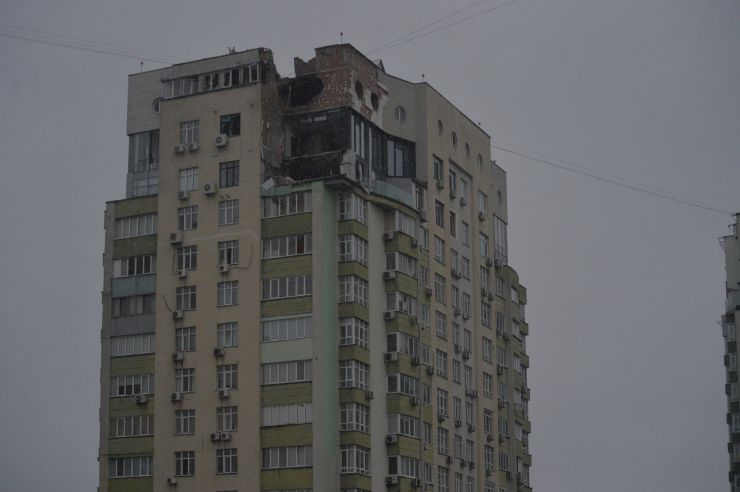 Наслідки влучання уламків «шахеда» у столичному Солом’янському районі. Пошкоджений дах і технічний поверх будинку. 
