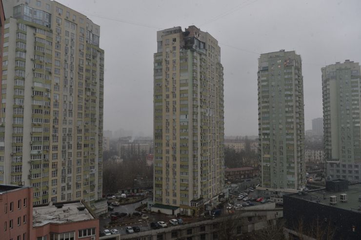 Наслідки влучання уламків «шахеда» у столичному Солом’янському районі. Пошкоджений дах і технічний поверх будинку. 