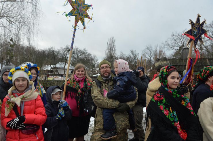 У столичному Національному музей народної архітектури та побуту України встановили найбільшого дідуха в Україні. Його висота – 7,5 метра. Дідух виконали у формі тризуба з пшениці. Його створювали десантник Ярослав Кучма, який через поранення тимчасово втратив змогу ходити, та 95-річна Пелагея Живко з Львівщини.
Також у музеї виступили фолькльорні гурти з Києва та області.
