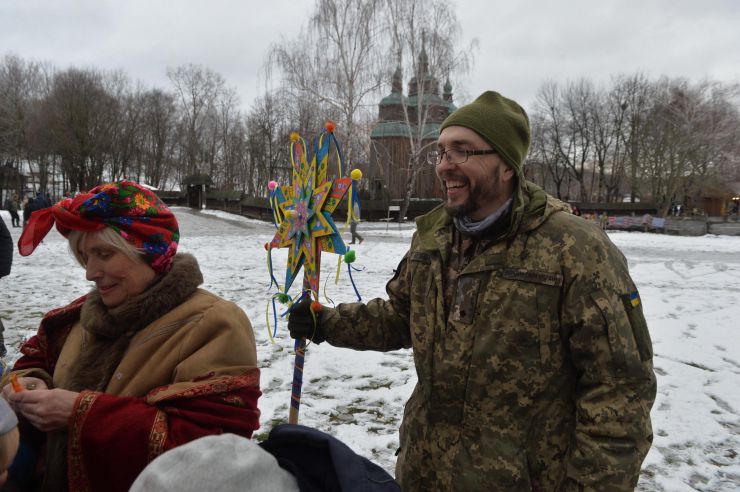 У столичному Національному музей народної архітектури та побуту України встановили найбільшого дідуха в Україні. Його висота – 7,5 метра. Дідух виконали у формі тризуба з пшениці. Його створювали десантник Ярослав Кучма, який через поранення тимчасово втратив змогу ходити, та 95-річна Пелагея Живко з Львівщини.
Також у музеї виступили фолькльорні гурти з Києва та області.
