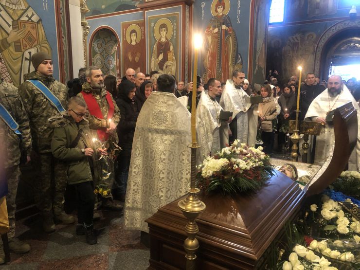 У столичному Михайлівському соборі та на Майдані Незалежності відбулось прощання із загиблим воїном і поетом Максимом «Далі» Кривцовим. 