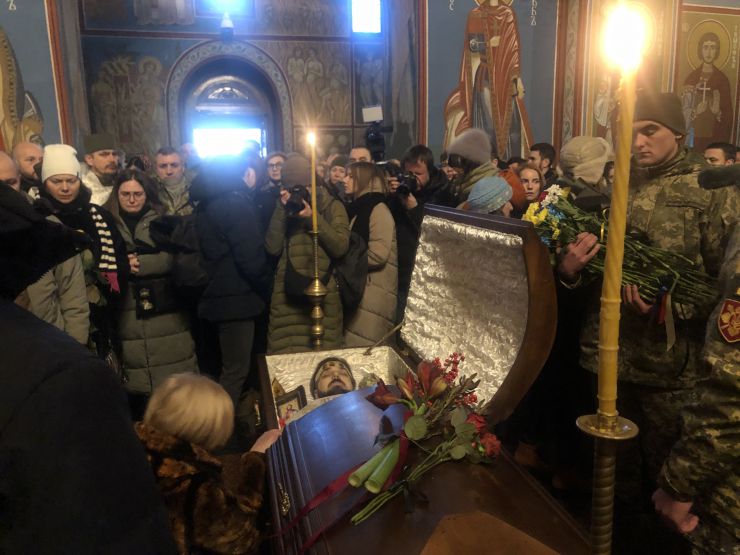У столичному Михайлівському соборі та на Майдані Незалежності відбулось прощання із загиблим воїном і поетом Максимом «Далі» Кривцовим. 