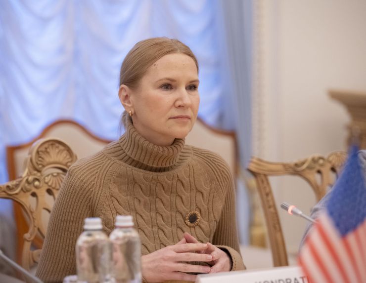 Заступниця Голови Верховної Ради України Олена Кондратюк зустрілася з делегацією старших радників республіканського та демократичного крила Конгресу США на чолі з президентом Американської ради зовнішньої політики Германом Пірчнером. Він досвідчений та впливовий американський стратег, автор книги «Після путіна».
У зустрічі також взяли участь Софія Хейс, радниця з питань нацбезпеки сенаторки США й демократки Джин Шахін; Джозеф Бігун, помічник сенатора Джеймса Е.Ріша, члена Комітету Сенату США у закордонних справах; Ханна Арві, старша радниця конгресмена-республіканця Чіпа Роя; Сезар Ібарра, директор з питань розробки політик «Групи Свободи» (Freedom Caucus) республіканського об'єднання. До нього, зокрема, входить чинний Спікер Палати представників Майк Джонсон.
