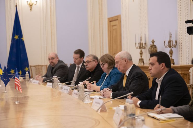 Заступниця Голови Верховної Ради України Олена Кондратюк зустрілася з делегацією старших радників республіканського та демократичного крила Конгресу США на чолі з президентом Американської ради зовнішньої політики Германом Пірчнером. Він досвідчений та впливовий американський стратег, автор книги «Після путіна».
У зустрічі також взяли участь Софія Хейс, радниця з питань нацбезпеки сенаторки США й демократки Джин Шахін; Джозеф Бігун, помічник сенатора Джеймса Е.Ріша, члена Комітету Сенату США у закордонних справах; Ханна Арві, старша радниця конгресмена-республіканця Чіпа Роя; Сезар Ібарра, директор з питань розробки політик «Групи Свободи» (Freedom Caucus) республіканського об'єднання. До нього, зокрема, входить чинний Спікер Палати представників Майк Джонсон.
