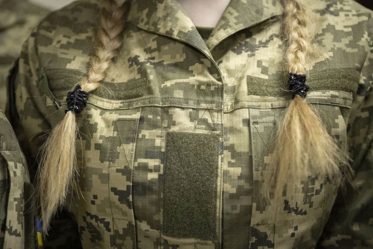 Заступниця Голови Верховної Ради України Олена Кондратюк разом із колегами – народними депутатами, які представляють у парламенті міжфракційне об’єднання «Рівні можливості», взяла участь у презентації нових одностроїв для жінок-військовослужбовиць, яку організували в Міністерстві оборони.