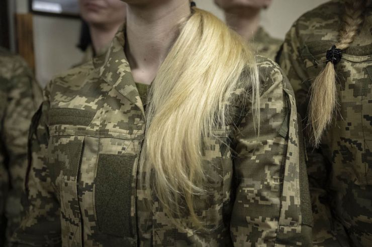 Заступниця Голови Верховної Ради України Олена Кондратюк разом із колегами – народними депутатами, які представляють у парламенті міжфракційне об’єднання «Рівні можливості», взяла участь у презентації нових одностроїв для жінок-військовослужбовиць, яку організували в Міністерстві оборони.