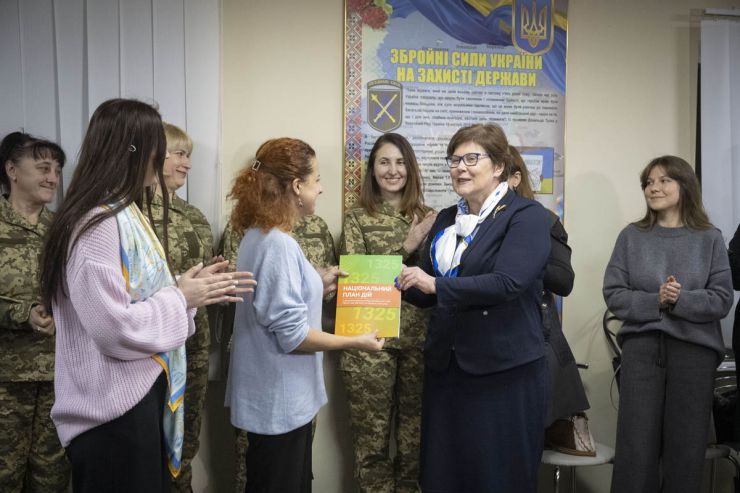 Заступниця Голови Верховної Ради України Олена Кондратюк разом із колегами – народними депутатами, які представляють у парламенті міжфракційне об’єднання «Рівні можливості», взяла участь у презентації нових одностроїв для жінок-військовослужбовиць, яку організували в Міністерстві оборони.