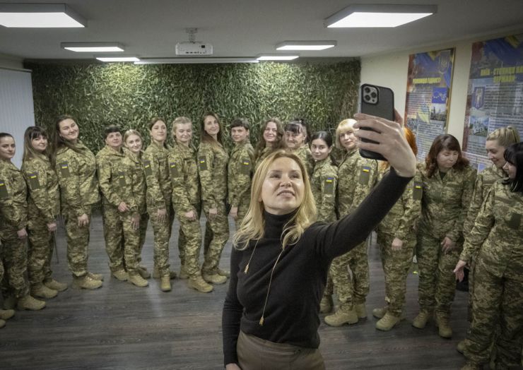 Заступниця Голови Верховної Ради України Олена Кондратюк разом із колегами – народними депутатами, які представляють у парламенті міжфракційне об’єднання «Рівні можливості», взяла участь у презентації нових одностроїв для жінок-військовослужбовиць, яку організували в Міністерстві оборони.