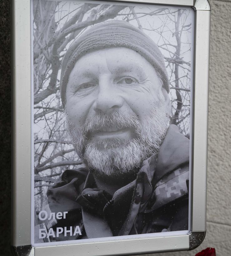 Згідно з Розпорядженням Голови Верховної Ради України Руслана Стефанчука, на адмінбудівлі Верховної Ради України встановили меморіальну дошку на честь вшанування пам’яті народних депутатів України всіх скликань, працівників Апарату Верховної Ради України, які загинули, захищаючи державний суверенітет і територіальну цілісність України.
На меморіальній дошці увіковічено памʼять народних депутатів України восьмого скликання Олександра Марченка й Олега Барни, а також народного депутата України четвертого скликання Сергія Слабенка та працівника Управління справами Апарату Верховної Ради України Петра Торшина. 