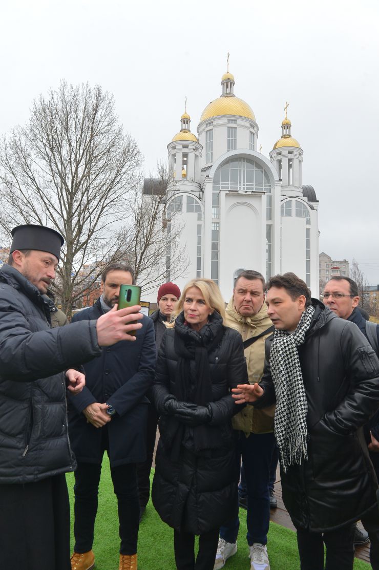 Бучу та Ірпінь відвідали представники Парламентської асамблеї ОБСЄ 
на чолі з президенткою ПА ОБСЄ Піа Каумою. Делегати побували у Храмі Святого Апостола Андрія Первозванного. Там їм розповіли про злочини, скоєні під час бойових дій у Бучанській громаді. Також вони побачили світлини, на яких зображені наслідки російської окупації у лютому-березні 2022 року.
Потому іноземні гості вшанували пам'ять невинно вбитих біля інсталяції 501-му загиблому бучанцю.Також відвідали та оглянули руйнування ЖК «Ірпінські Липки» та відбудову приватного сектору. 