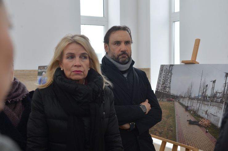 Бучу та Ірпінь відвідали представники Парламентської асамблеї ОБСЄ 
на чолі з президенткою ПА ОБСЄ Піа Каумою. Делегати побували у Храмі Святого Апостола Андрія Первозванного. Там їм розповіли про злочини, скоєні під час бойових дій у Бучанській громаді. Також вони побачили світлини, на яких зображені наслідки російської окупації у лютому-березні 2022 року.
Потому іноземні гості вшанували пам'ять невинно вбитих біля інсталяції 501-му загиблому бучанцю.Також відвідали та оглянули руйнування ЖК «Ірпінські Липки» та відбудову приватного сектору. 