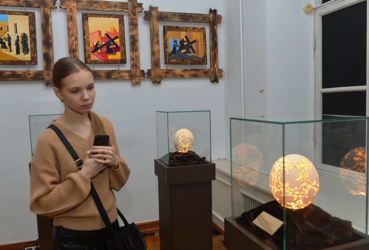 Відкриття виставки «Скорботний шлях Бахмуту», що представляє цикл художніх робіт (барельєфів на шкаралупі страусиних яєць) та графічних робіт «VIA DOLOROSA», які відображають біблійні мотиви Скорботного шляху Ісуса Христа. Це унікальна колекція «Різьбленки» (барельєфів на шкаралупі страусиного яйця), яка
супроводжується графічними роботами, майстра традиційних народних ремесел Дмитра Денисенка «Народного музею писанкарства та розвитку народних ремесел Бахмутського міського народного Дому». 