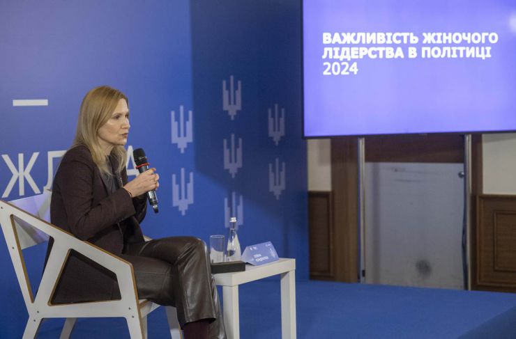 Заступниця Голови Верховної Ради Олена Кондратюк зустрілася з дівчатами-військовими та ветеранами. Олена Кондратюк назвала «надихаючою» зустріч із дівчатами-військовими та ветеранками, які проходять стажування в рамках програми «Ти - важлива», яку проводить Українська школа політичних студій. Під час двогодинної дискусії йшлося про жіноче лідерство, політику можливостей для військовослужбовець та ветеренок, і про те, як пробити скляну скелю, з якою жінки стикаються у війську.