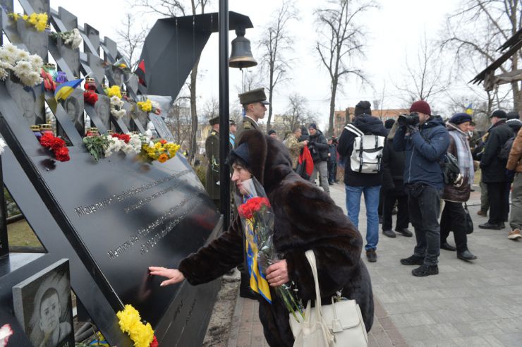 На алеї Героїв Небесної Сотні у Києві відбулося вшанування пам’яті загиблих десять років тому учасників Революції гідності. Священники українських церков відслужили панахиду за загиблими. Відбулося покладання квітів. 18-21 лютого 2014 року у Києві були найжорстокіші протистояння між силовиками та учасниками Революції гідності. 20 лютого 2014 року загинуло найбільше активістів Євромайдану. 105 Героям Небесної сотні посмертно надано звання Герой України, а троє іноземців – громадянин Білорусі Михайло Жизневський та громадяни Грузії Зураб Хурція і Давид Кіпіані посмертно нагороджені орденом Героїв Небесної Сотні.