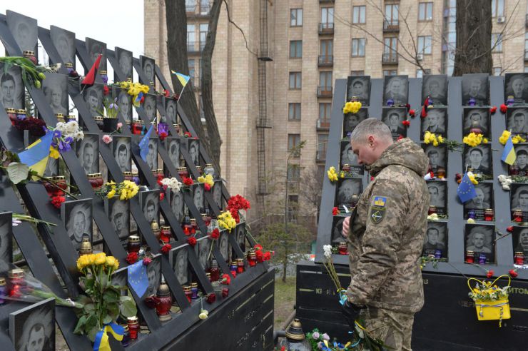 На алеї Героїв Небесної Сотні у Києві відбулося вшанування пам’яті загиблих десять років тому учасників Революції гідності. Священники українських церков відслужили панахиду за загиблими. Відбулося покладання квітів. 18-21 лютого 2014 року у Києві були найжорстокіші протистояння між силовиками та учасниками Революції гідності. 20 лютого 2014 року загинуло найбільше активістів Євромайдану. 105 Героям Небесної сотні посмертно надано звання Герой України, а троє іноземців – громадянин Білорусі Михайло Жизневський та громадяни Грузії Зураб Хурція і Давид Кіпіані посмертно нагороджені орденом Героїв Небесної Сотні.
