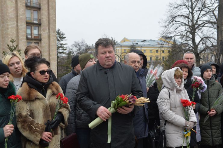 На алеї Героїв Небесної Сотні у Києві відбулося вшанування пам’яті загиблих десять років тому учасників Революції гідності. Священники українських церков відслужили панахиду за загиблими. Відбулося покладання квітів. 18-21 лютого 2014 року у Києві були найжорстокіші протистояння між силовиками та учасниками Революції гідності. 20 лютого 2014 року загинуло найбільше активістів Євромайдану. 105 Героям Небесної сотні посмертно надано звання Герой України, а троє іноземців – громадянин Білорусі Михайло Жизневський та громадяни Грузії Зураб Хурція і Давид Кіпіані посмертно нагороджені орденом Героїв Небесної Сотні.