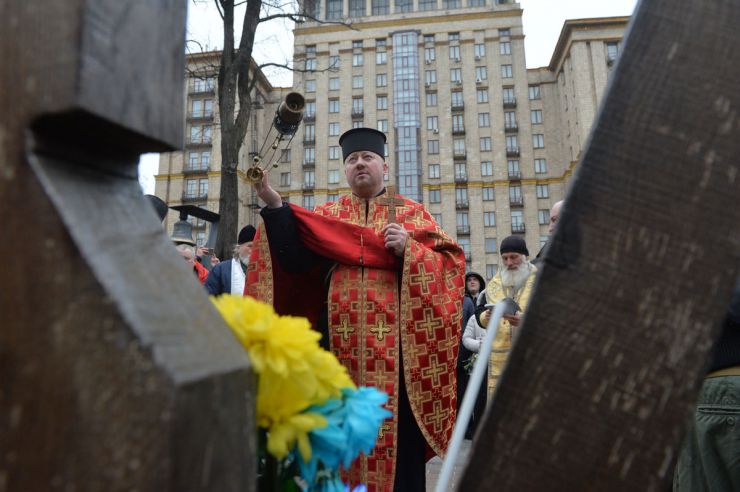 На алеї Героїв Небесної Сотні у Києві відбулося вшанування пам’яті загиблих десять років тому учасників Революції гідності. Священники українських церков відслужили панахиду за загиблими. Відбулося покладання квітів. 18-21 лютого 2014 року у Києві були найжорстокіші протистояння між силовиками та учасниками Революції гідності. 20 лютого 2014 року загинуло найбільше активістів Євромайдану. 105 Героям Небесної сотні посмертно надано звання Герой України, а троє іноземців – громадянин Білорусі Михайло Жизневський та громадяни Грузії Зураб Хурція і Давид Кіпіані посмертно нагороджені орденом Героїв Небесної Сотні.