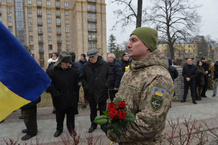 На алеї Героїв Небесної Сотні у Києві відбулося вшанування пам’яті загиблих десять років тому учасників Революції гідності. Священники українських церков відслужили панахиду за загиблими. Відбулося покладання квітів. 18-21 лютого 2014 року у Києві були найжорстокіші протистояння між силовиками та учасниками Революції гідності. 20 лютого 2014 року загинуло найбільше активістів Євромайдану. 105 Героям Небесної сотні посмертно надано звання Герой України, а троє іноземців – громадянин Білорусі Михайло Жизневський та громадяни Грузії Зураб Хурція і Давид Кіпіані посмертно нагороджені орденом Героїв Небесної Сотні.