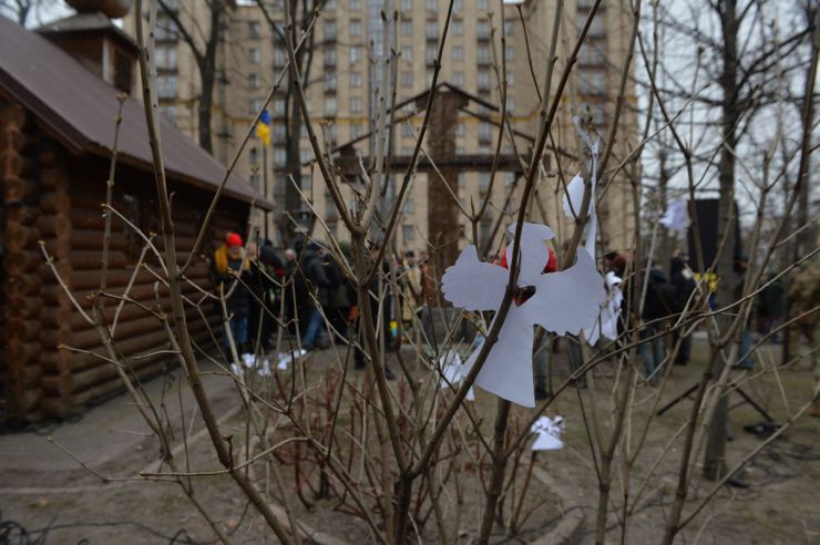 На алеї Героїв Небесної Сотні у Києві відбулося вшанування пам’яті загиблих десять років тому учасників Революції гідності. Священники українських церков відслужили панахиду за загиблими. Відбулося покладання квітів. 18-21 лютого 2014 року у Києві були найжорстокіші протистояння між силовиками та учасниками Революції гідності. 20 лютого 2014 року загинуло найбільше активістів Євромайдану. 105 Героям Небесної сотні посмертно надано звання Герой України, а троє іноземців – громадянин Білорусі Михайло Жизневський та громадяни Грузії Зураб Хурція і Давид Кіпіані посмертно нагороджені орденом Героїв Небесної Сотні.