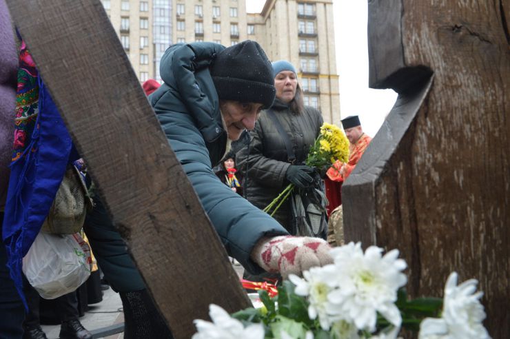 На алеї Героїв Небесної Сотні у Києві відбулося вшанування пам’яті загиблих десять років тому учасників Революції гідності. Священники українських церков відслужили панахиду за загиблими. Відбулося покладання квітів. 18-21 лютого 2014 року у Києві були найжорстокіші протистояння між силовиками та учасниками Революції гідності. 20 лютого 2014 року загинуло найбільше активістів Євромайдану. 105 Героям Небесної сотні посмертно надано звання Герой України, а троє іноземців – громадянин Білорусі Михайло Жизневський та громадяни Грузії Зураб Хурція і Давид Кіпіані посмертно нагороджені орденом Героїв Небесної Сотні.