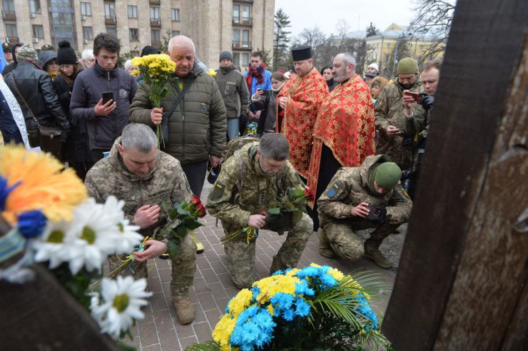 На алеї Героїв Небесної Сотні у Києві відбулося вшанування пам’яті загиблих десять років тому учасників Революції гідності. Священники українських церков відслужили панахиду за загиблими. Відбулося покладання квітів. 18-21 лютого 2014 року у Києві були найжорстокіші протистояння між силовиками та учасниками Революції гідності. 20 лютого 2014 року загинуло найбільше активістів Євромайдану. 105 Героям Небесної сотні посмертно надано звання Герой України, а троє іноземців – громадянин Білорусі Михайло Жизневський та громадяни Грузії Зураб Хурція і Давид Кіпіані посмертно нагороджені орденом Героїв Небесної Сотні.