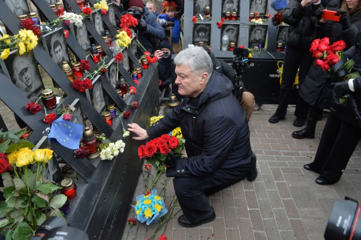 На алеї Героїв Небесної Сотні у Києві відбулося вшанування пам’яті загиблих десять років тому учасників Революції гідності. Священники українських церков відслужили панахиду за загиблими. Відбулося покладання квітів. 18-21 лютого 2014 року у Києві були найжорстокіші протистояння між силовиками та учасниками Революції гідності. 20 лютого 2014 року загинуло найбільше активістів Євромайдану. 105 Героям Небесної сотні посмертно надано звання Герой України, а троє іноземців – громадянин Білорусі Михайло Жизневський та громадяни Грузії Зураб Хурція і Давид Кіпіані посмертно нагороджені орденом Героїв Небесної Сотні.