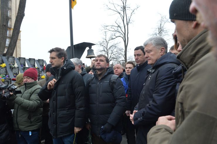 На алеї Героїв Небесної Сотні у Києві відбулося вшанування пам’яті загиблих десять років тому учасників Революції гідності. Священники українських церков відслужили панахиду за загиблими. Відбулося покладання квітів. 18-21 лютого 2014 року у Києві були найжорстокіші протистояння між силовиками та учасниками Революції гідності. 20 лютого 2014 року загинуло найбільше активістів Євромайдану. 105 Героям Небесної сотні посмертно надано звання Герой України, а троє іноземців – громадянин Білорусі Михайло Жизневський та громадяни Грузії Зураб Хурція і Давид Кіпіані посмертно нагороджені орденом Героїв Небесної Сотні.