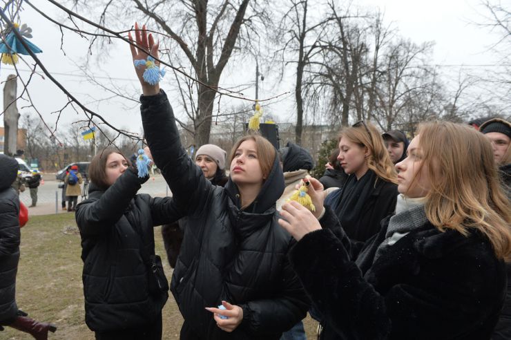На алеї Героїв Небесної Сотні у Києві відбулося вшанування пам’яті загиблих десять років тому учасників Революції гідності. Священники українських церков відслужили панахиду за загиблими. Відбулося покладання квітів. 18-21 лютого 2014 року у Києві були найжорстокіші протистояння між силовиками та учасниками Революції гідності. 20 лютого 2014 року загинуло найбільше активістів Євромайдану. 105 Героям Небесної сотні посмертно надано звання Герой України, а троє іноземців – громадянин Білорусі Михайло Жизневський та громадяни Грузії Зураб Хурція і Давид Кіпіані посмертно нагороджені орденом Героїв Небесної Сотні.