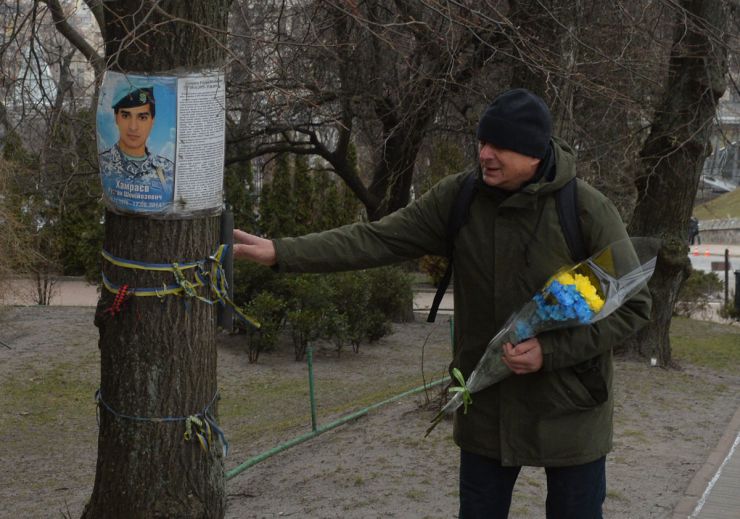 На алеї Героїв Небесної Сотні у Києві відбулося вшанування пам’яті загиблих десять років тому учасників Революції гідності. Священники українських церков відслужили панахиду за загиблими. Відбулося покладання квітів. 18-21 лютого 2014 року у Києві були найжорстокіші протистояння між силовиками та учасниками Революції гідності. 20 лютого 2014 року загинуло найбільше активістів Євромайдану. 105 Героям Небесної сотні посмертно надано звання Герой України, а троє іноземців – громадянин Білорусі Михайло Жизневський та громадяни Грузії Зураб Хурція і Давид Кіпіані посмертно нагороджені орденом Героїв Небесної Сотні.