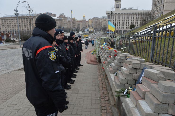 На алеї Героїв Небесної Сотні у Києві відбулося вшанування пам’яті загиблих десять років тому учасників Революції гідності. Священники українських церков відслужили панахиду за загиблими. Відбулося покладання квітів. 18-21 лютого 2014 року у Києві були найжорстокіші протистояння між силовиками та учасниками Революції гідності. 20 лютого 2014 року загинуло найбільше активістів Євромайдану. 105 Героям Небесної сотні посмертно надано звання Герой України, а троє іноземців – громадянин Білорусі Михайло Жизневський та громадяни Грузії Зураб Хурція і Давид Кіпіані посмертно нагороджені орденом Героїв Небесної Сотні.