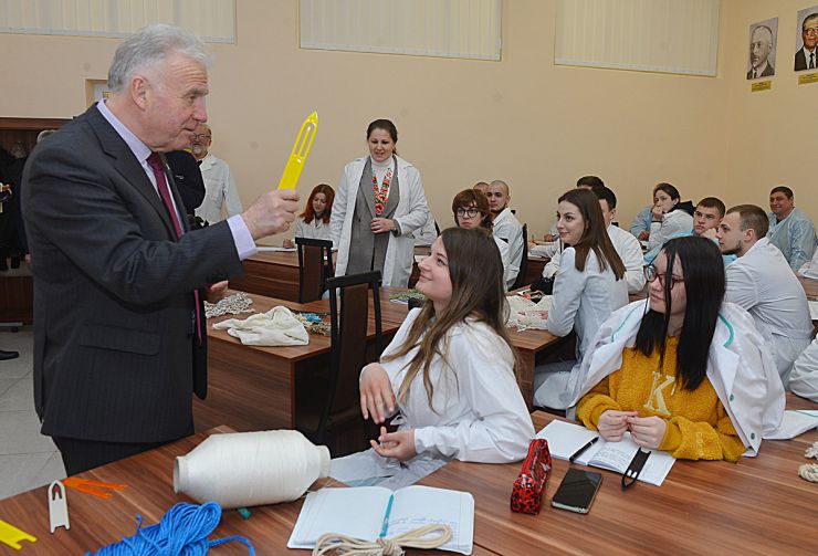 Практичний досвід визначальний для будь-якого навчального процесу. Тим більше – у тваринництві. Поки до початку активної фази польових робіт ще є деякий час, основна увага спеціалістів Агрономічної дослідної станції – одного з підрозділів Національного університету біоресурсів і природокористування України – прикута до тваринництва. НУБіП виступає лідером з підготовки фахівців для агропромислового комплексу нашої держави, а господарство є своєрідним полігоном для практичного навчання студентів: має у користуванні на Київщині трохи більше 1000 га орних земель і, звісно, використовує у своїй роботі наукові підходи.
