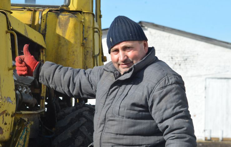 Практичний досвід визначальний для будь-якого навчального процесу. Тим більше – у тваринництві. Поки до початку активної фази польових робіт ще є деякий час, основна увага спеціалістів Агрономічної дослідної станції – одного з підрозділів Національного університету біоресурсів і природокористування України – прикута до тваринництва. НУБіП виступає лідером з підготовки фахівців для агропромислового комплексу нашої держави, а господарство є своєрідним полігоном для практичного навчання студентів: має у користуванні на Київщині трохи більше 1000 га орних земель і, звісно, використовує у своїй роботі наукові підходи. Тракторист Віктор Гербут.