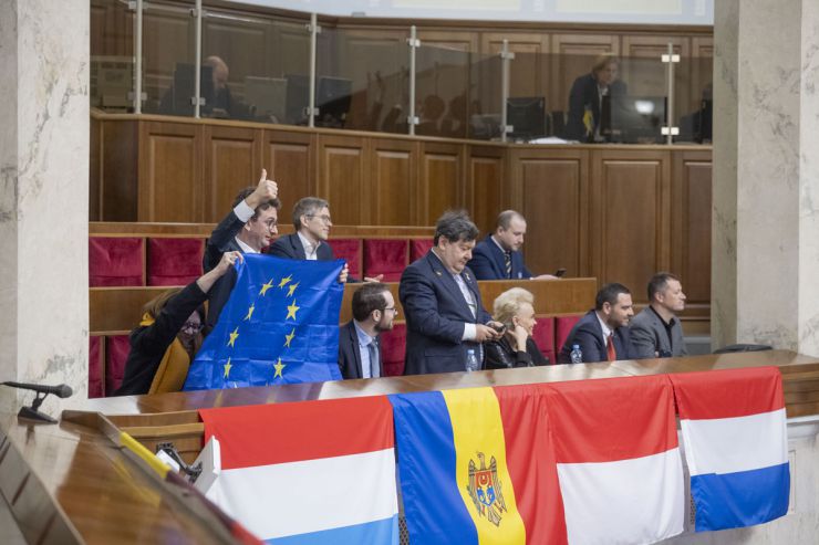 Пленарне засідання Верховної Ради України 24 лютого. Сьогодні у Верховній Раді України були присутні представники 30 країн, міжнародних, зокрема, парламентських організацій. З трибуни Верховної Ради України виступили Голова Собранія Республіки Північна Македонія Йован Мітреський та Прем'єр-міністр Королівства Бельгія Александер де Кроо.