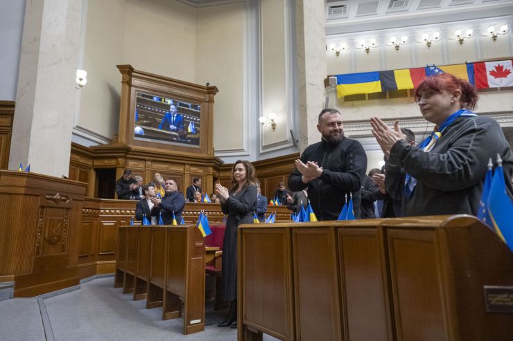Пленарне засідання Верховної Ради України 24 лютого. Сьогодні у Верховній Раді України були присутні представники 30 країн, міжнародних, зокрема, парламентських організацій. З трибуни Верховної Ради України виступили Голова Собранія Республіки Північна Македонія Йован Мітреський та Прем'єр-міністр Королівства Бельгія Александер де Кроо.