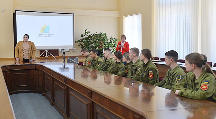До Дня народження Великого Кобзаря Освітній Центр Верховної Ради України провів для курсантів Військового інституту Київського національного університету ім. Т.Шевченка спеціальний парламентський онлайн-урок. У рамках заходу відбулася зустріч з народною депутаткою України Юлією Овчинниковою. А також спеціальна лекція про життя та творчість Кобзаря від директорки Музею історичного центру міста Києва Наталії Клименко, яка раніше очолювала музей Тараса Шевченка. Он-лайн урок відбувся за модерації керівниці Освітнього центру Верховної Ради України Олени Костинюк.