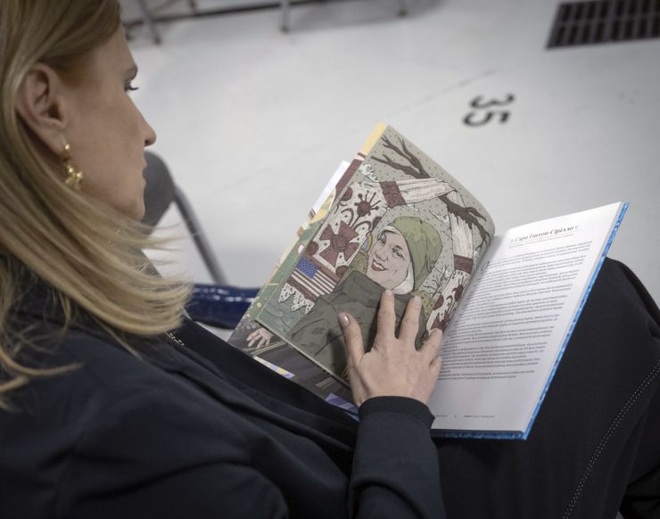 Віцеспікерка Олена Кондратюк взяла участь у презентації благодійної антології «Це воює вона». 25 історій про 25 сміливиць, які нині захищають Україну на фронті. 900 примірників книги буде безкоштовно передано в 900 бібліотек в різних регіонах України. 