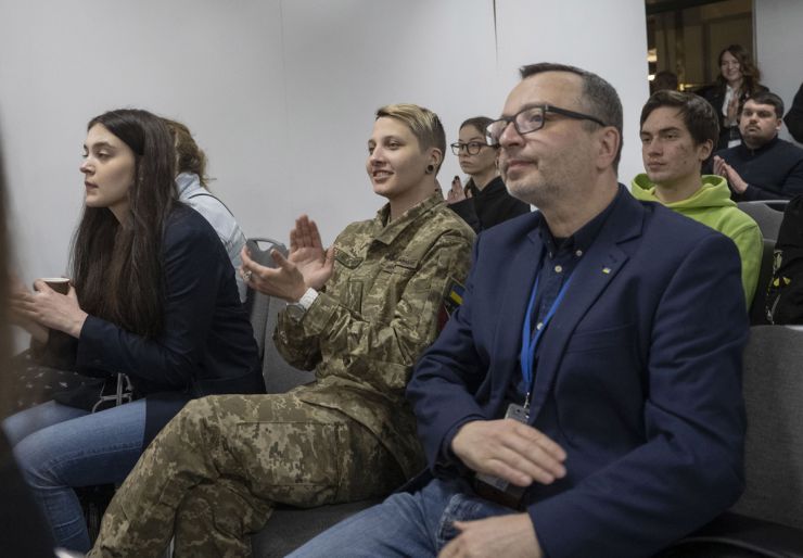 Віцеспікерка Олена Кондратюк взяла участь у презентації благодійної антологї «Це воює вона». 25 історій про 25 сміливиць, які нині захищають Україну на фронті. 900 примірників книги буде безкоштовно передано в 900 бібліотек в різних регіонах України. 