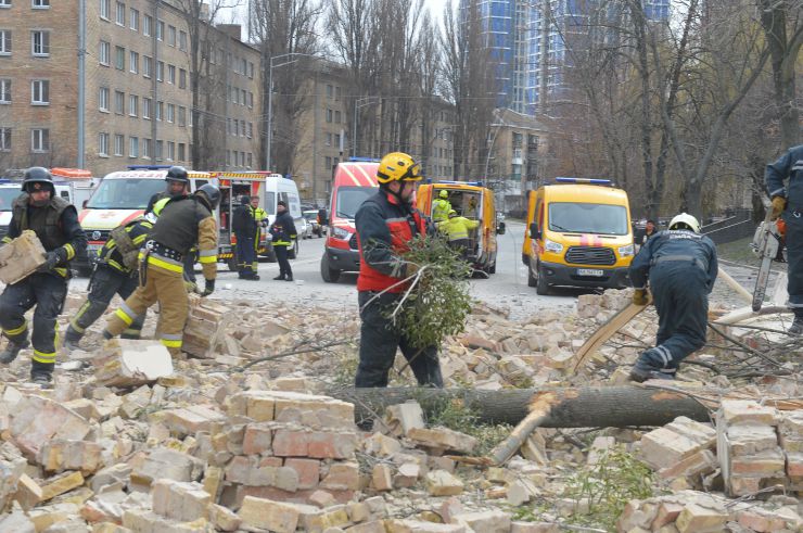 Наслідки ракетних обстрілів у столиці