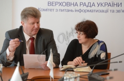 Завідувач секретаріату Комітету з питань інформатизації та зв'язку Олександр Старинець та головний консультант комітету Катерина Столярська під час підготовки до засідання комітету