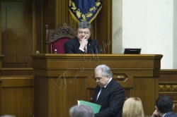 На пленарному засіданні Верховної Ради України у присутності Президента України Петра Порошенка, Прем’єр-міністра України Арсенія Яценюка, представників Адміністрації Президента і Кабінету міністрів присягу склали судді Конституційного суду України