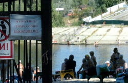 Гідропарк, пляж, люди купаються, незважаючи на заборону.