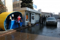 Київ. Кіоски на тротуарі біля ст. метро Шулявська.