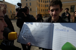Біля Києво-Могилянської академії столичні студенти виставляли оцінки міністру освіти і науки Дмитру Табачнику.