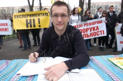Біля Міносвіти активісти молодіжного крила СПУ та  «Студентський Патруль
Країни» - СПеКа провели акцію протесту проти введення тестування у ВНЗ України.