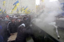 Брифінг Голови ЦВК Володимира Шаповала за попередніми результатами виборів Президента. Мітинг прихильників Партії регіонів біля ЦВК.