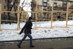 Київ. Розібраний паркан на місці спроби будівництва паркінгу на вул. Прорізній.