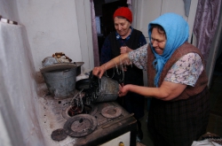 Донецька область, місто Шахтарськ. Пенсіонерки, жительки Шахтарська.